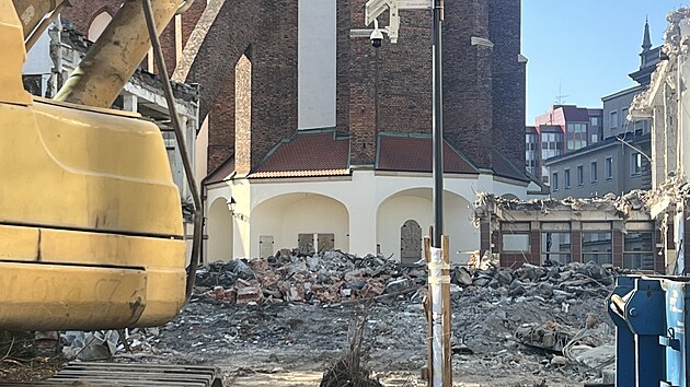 Z pr�v� bouran� ��sti Slezanky ji� mnoho nezb�v�. Kv�li hor��mu stavu konstrukc�, ne� se p�vodn� p�edpokl�dalo, mus� zhotovitel pozm�nit zp�sob demolice.