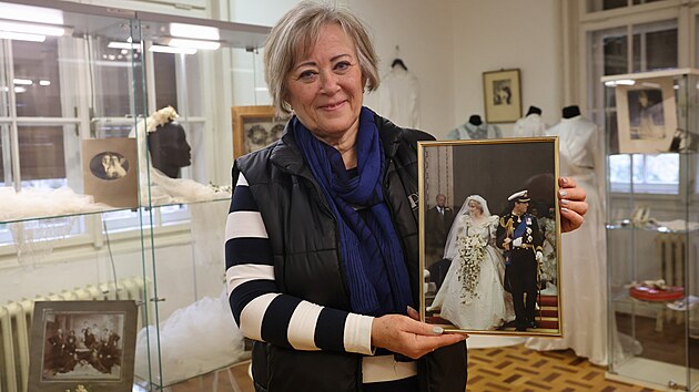 Fotograficky v�stava p�ibl�� i �ty�i svatby v britsk� kr�lovsk� rodin�.