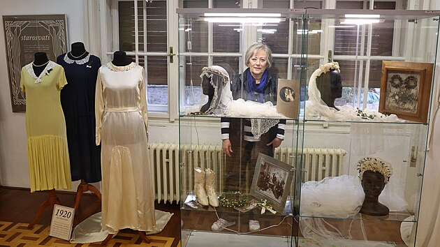 K vid�n� jsou krom� �at� i svatebn� z�voje, boty, rukavi�ky, p���esky a kytice, svatebn� fotografie a alba, uk�zka slavnostn� tabule �i popisy svatebn�ch zvyk�.