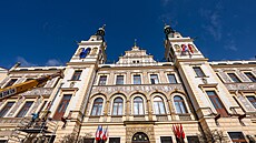 Jeřáb pomáhá s instalac�­ restaurovaných balkonů na pardubick�© radnici