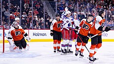 Noah Laba a Conor Sheary z NY Rangers oslavují gól,v brance Philadelphie je...