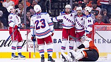 Mika Zibanejad (uprost�ed) z NY Rangers slaví gól, na led� sdí p�ekonaný...