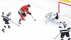 Ilja Michejev z Chicaga nají�dí do �ance p�ed Víta Van��ka v brance Utahu.