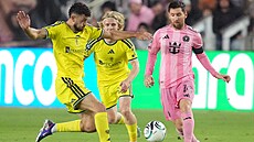 Lionel Messi (vpravo) z Interu Miami p�ihrává v utkání proti Nashvillu.