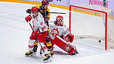 Hokejisté Frýdku-Místku (�ervenobílá) se po dvou prohrách v Jihlav� pokusí...