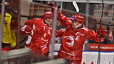 T�ine�tí hokejisté oslavují gól v Olomouci.