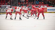 Souboj na vhazování v duelu Olomouc - T�inec.