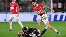 Na zemi je spar�anský kapitán Luká� Haraslín, nad ním Denso Kasius z Alkmaaru.