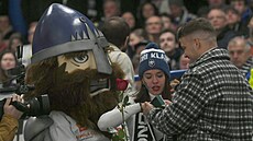 Kladenský maskot asistuje zamilovanému páru p�i �ádosti o ruku.