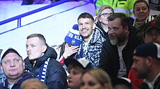 Zamilovaný pár v hledi�ti duelu Kladno - Sparta.