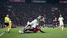 Jhon Lucumi z Boloni a Robinio Vaz z AS �ím.