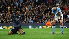 Aurelien Tchouameni (vlevo) z Realu Madrid a Rodri z Manchesteru City.