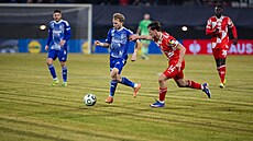 U mí�e je olomoucký Michal Beran, napadá ho William Boving z Mohu�e.