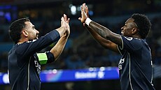 Vinícius Júnior a Dani Carvajal (vlevo) oslavují triumf Realu.