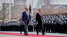 �eský premiér Andrej Babi� a n�mecký kanclé� Friedrich Merz v Berlín� (10....