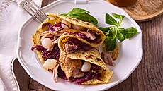 Bramborové lok�e se zelím a trhaným husím masem