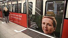 V metru v dánské Kodani je vid�t volební plakát premiérky a p�edsedkyn�...