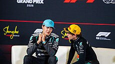 Piloti stáje Mercedes George Russell a Kimi Antonelli