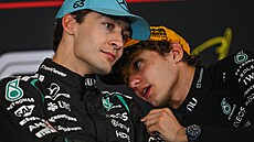 Piloti stáje Mercedes George Russell a Kimi Antonelli