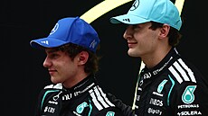 Piloti stáje Mercedes George Russell (vpravo) a Kimi Antonelli