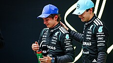 Piloti stáje Mercedes George Russell (vpravo) a Kimi Antonelli