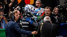 Piloti stáje Mercedes George Russell a Kimi Antonelli po Velké cen� �íny 2026