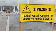 Testovací jízdy tramvají a autobus� po novém Dvoreckém most� v Praze (12....