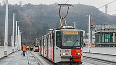 Testovací jízdy tramvají a autobus� po novém Dvoreckém most� v Praze (12....