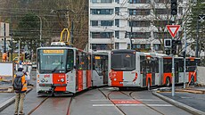Testovací jízdy tramvají a autobus� po novém Dvoreckém most� v Praze (12....