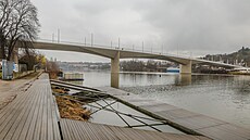 Testovací jízdy tramvají a autobus� po novém Dvoreckém most� v Praze (12....