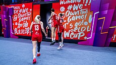 Veronika Vorá�ková a Julia Reisingerová se povzbuzují b�hem zápasu s Brazílií v...