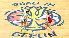 Kate�ina Zeithammerová (vpravo) b�hem utkání s Brazílií v kvalifikaci o MS 2026.