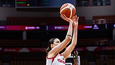 Natálie Stoupalová zakon�uje b�hem zápasu s Ji�ním Súdánem v kvalifikaci o MS.