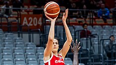 Veronika Vorá�ková st�ílí v zápase s Mali v kvalifikaci o MS.