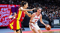 Emma �echová dribluje kolem bránící Chan Sü z �íny.