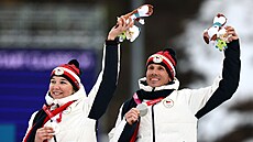 Simona Bubení�ková s trasérem Davidem �r�tkem se radují ze st�íbrné medaile na...