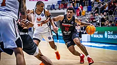 Tony Perkins z Nymburka se tla�í kolem Jahmi�use Ramseyho z Terstu b�hem utkání...