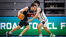 J. T. Shumate z Nymburka zkou�í obejít Pietra Iannuzziho z Terstu v Lize mistr�.