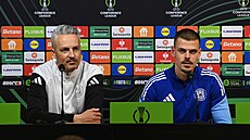 Trenér Tomá� Janotka a Jan Kliment na tiskové konferenci.