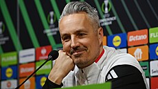 Trenér Tomá� Janotka na tiskové konferenci.