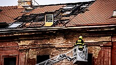 Hasi�i odstra�ují následky úniku a za�ehnutí plynu v Dobrovského ulici v Praze...