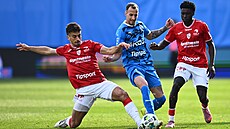 Mladoboleslavský Mat�j Hyb� bojuje s pardubickou p�esilou.