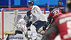 Spar�an Michal Vitouch skóruje v zápase s Plzní.
