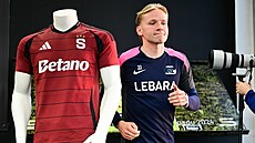 Mat�j �ín z Alkmaaru na tiskové konferenci p�ed odvetným zápasem osmifinále...