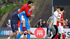 Branká� Luká� Horní�ek z Bragy se raduje se spoluhrá�i z postupu do �tvrtfinále...