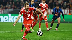 Harry Kane z Bayernu Mnichov prom��uje penaltu proti Atalant� v zápase Ligy...