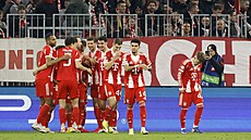 Hrá�i Bayernu Mnichov slaví gól v zápase Ligy mistr� s Atalantou.