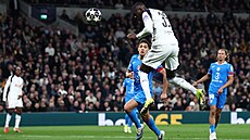 Randal Kolo Muani z Tottenhamu skóruje v zápase Ligy mistr� s Atlétikem Madrid.