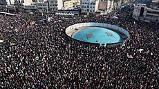 Lidé se v Teheránu shromá�dili na demonstraci na podporu ajatolláha Mod�taby...