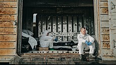Forenzní technici odebírají vzorky DNA a otisky prst� b�hem ohledání t�l...